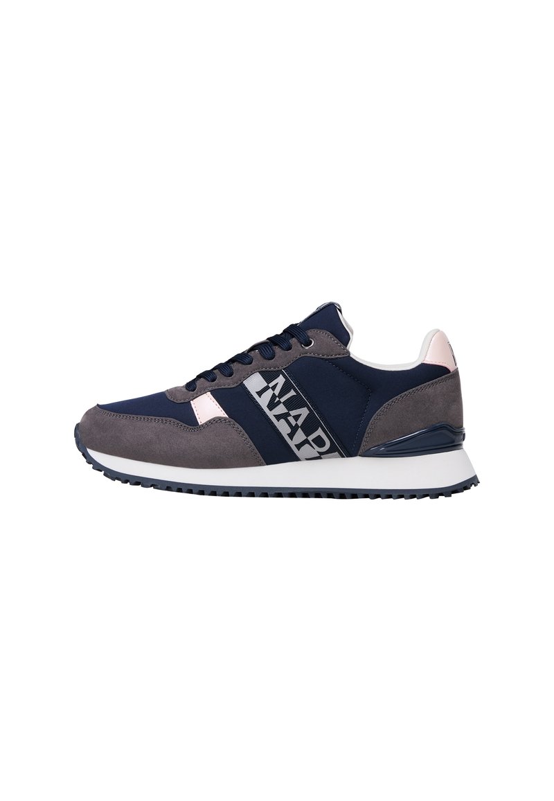 Granatowe i szare sneakersy z różowymi akcentami, białą podeszwą, czarnym bieżnikiem oraz brandingiem "NAPAPIJRI" po boku, widok z lewej strony.