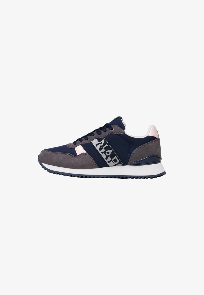 Granatowe i szare sneakersy z różowymi akcentami, białą podeszwą, czarnym bieżnikiem oraz brandingiem "NAPAPIJRI" po boku, widok z lewej strony.