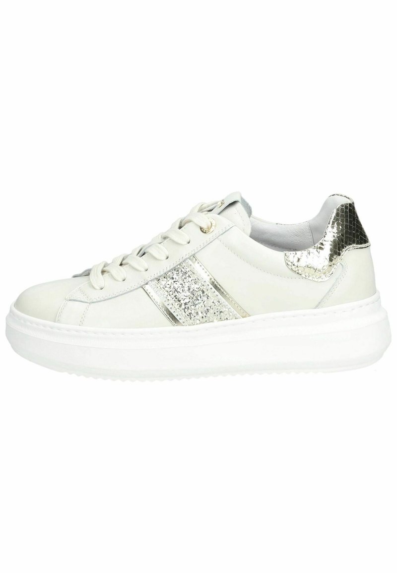 Hvid sneaker med metalliske sølv accenter, der har en tekstureret hæl, glitrende stribe, rund tå og tyk hvid sål. Designet med snøresystem.