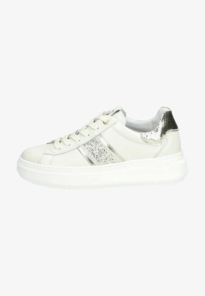 Zapatilla blanca con acentos metálicos plateados, que presenta un talón texturizado, una franja de brillo, punta redonda y una suela blanca gruesa. Diseñada con cierre de cordones.