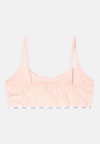 Bralette rosa claro feito de tecido suave. Apresenta alças finas, um decote escalope e uma faixa sólida com o logotipo "LA PERLA".