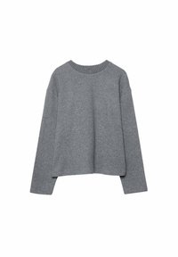 Pull gris court en maille douce, avec un col rond texturé et des manches longues, offrant une coupe décontractée et ample.