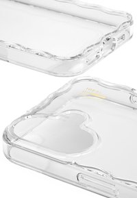 Gennemsigtig plastik telefoncover med et bølget kantdesign, hjerteformet kamerahul og subtil guldbranding nær bunden.