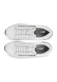 Bílé tenisky s texturovaným koženým svrškem, plochými tkaničkami a zipovým zapínáním. Mají polstrovanou stélku a zaoblenou gumovou podrážku.