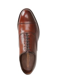 Scarpa in pelle marrone con lacci, dalla superficie liscia, punta arrotondata e accentuazioni di cucitura sottili. L'interno presenta un dettagli del plantare con il marchio.