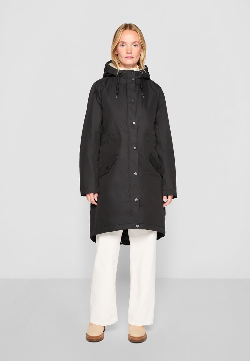 Juodas vidutinio ilgio vandeniui atsparus paltas su gobtuvu, priekiniais sagčių užsegimais ir dviem priekinėmis kišenėmis. Lygus paviršius ir laisvas siluetas.