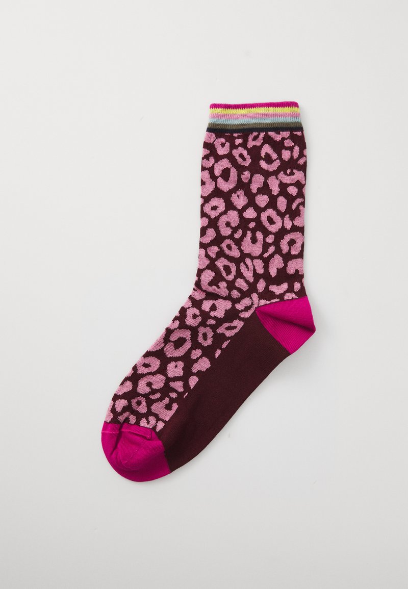 Calzino singolo con stampa leopardata rosa su sfondo bordeaux scuro, tallone e punta rosa brillante e polsino a righe in rosa, grigio, giallo e blu.