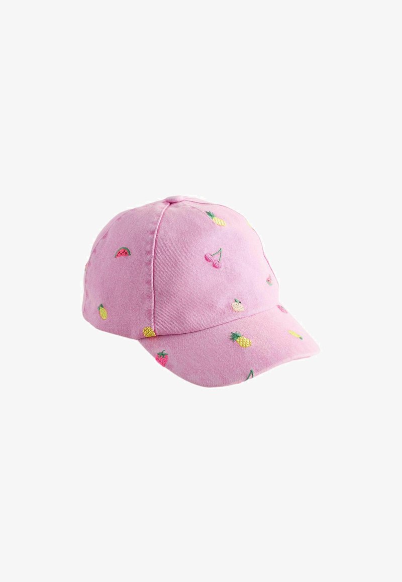 Cappellino da baseball di stoffa rosa con colorati ricami di frutta, tra cui fragole, ananas e ciliegie sulla corona e sul visiera.