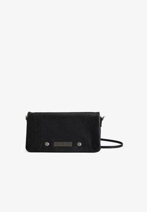 Zwarte leren crossbodytas met een vlak ontwerp, voorzien van een weergegeven paneel en metalen accenten. Verstelbare schouderband voor eenvoudig dragen.