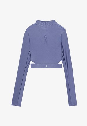 Langærmet crop top i lyserød stof med høj krave, lynlåslukning bagpå og diskret logodetalje ved kanten. Glat tekstur.