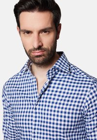 Niebieska i biała koszula w kratkę z guzikami, z kołnierzykiem, charakteryzująca się klasycznym wzorem i gładką bawełnianą tkaniną.