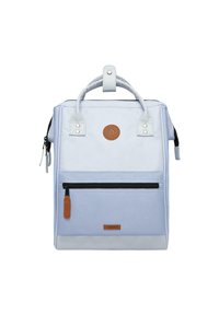 Zaino in tela blu con una finitura testurizzata, dotato di una tasca frontale con zip, dettagli in pelle e manici superiori per il trasporto.