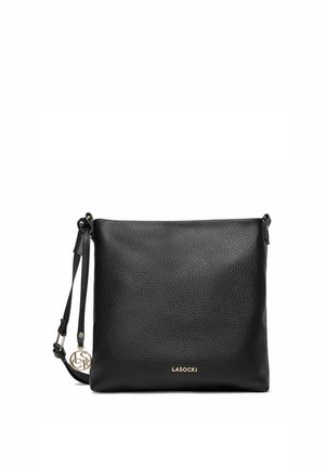 Bolso bandolera de cuero negro texturizado con correa ajustable y logo dorado LASOCKI, con un colgante redondo dorado en la correa.