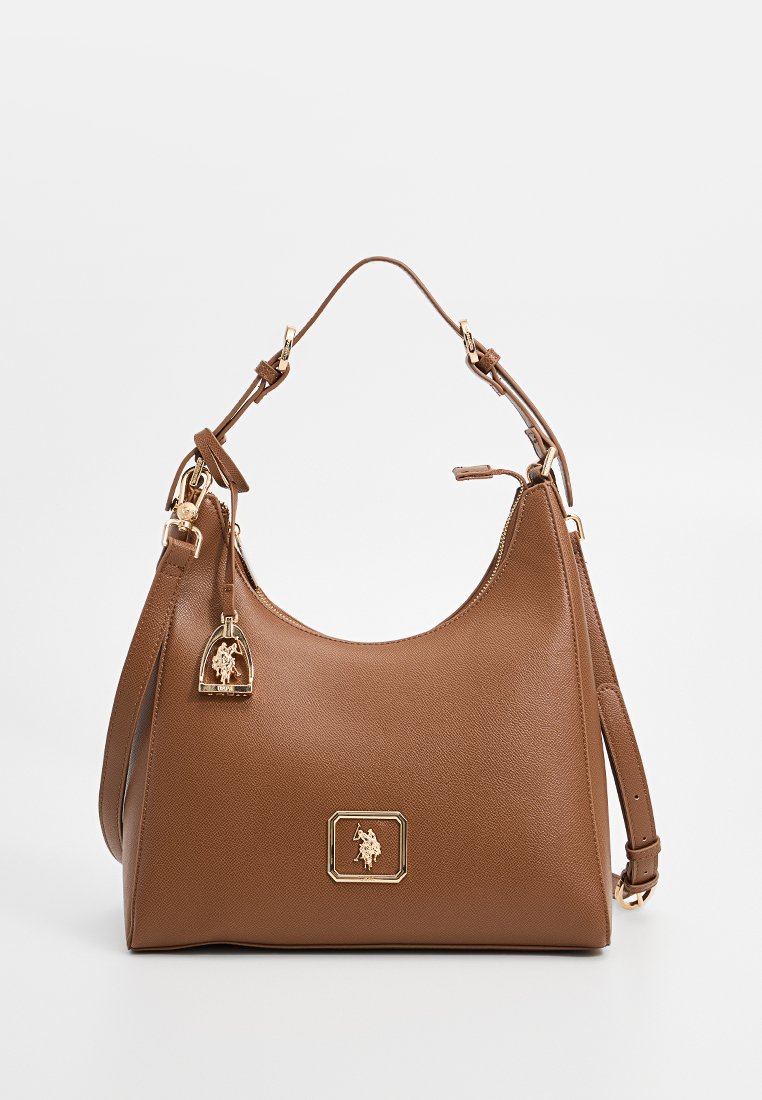 Bolso de piel marrón con forma curvada, herrajes dorados, una correa ajustable y una placa de logo prominente en la parte frontal.