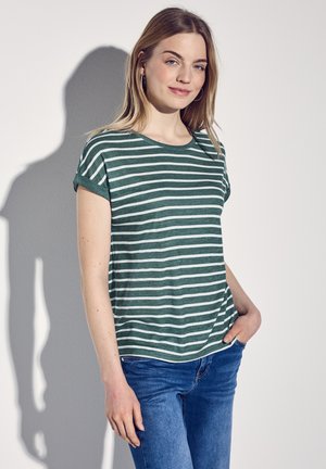 Grøn- og hvidstribet kortærmet t-shirt med rund halsudskæring, der har optrukne manchetter og en afslappet pasform. Bæres med blå jeans.
