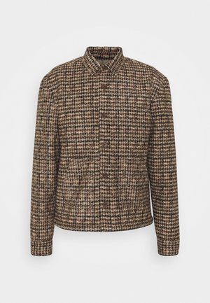 Brązowa, beżowa i czarna kurtka z wełny w wzór pepitki, zapinana na guziki, z długimi rękawami i krótkim stójkowym kołnierzem.