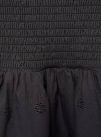 Schwarzes Kleid mit einem gesmokten Oberteil und strukturiertem Stitching sowie einem ausgestellten Rock. Der Saum ist mit bestickten floralen Mustern verziert.