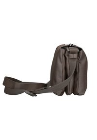 Borsa marrone con texture, dotata di chiusura a zip e tracolla regolabile, caratterizzata da tre sezioni arricciate per forma e design.