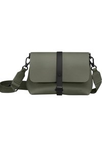 Grøn syntetisk crossover taske med flap-lukning, sort rem og hardware, der har en glat tekstur og minimalistisk design.