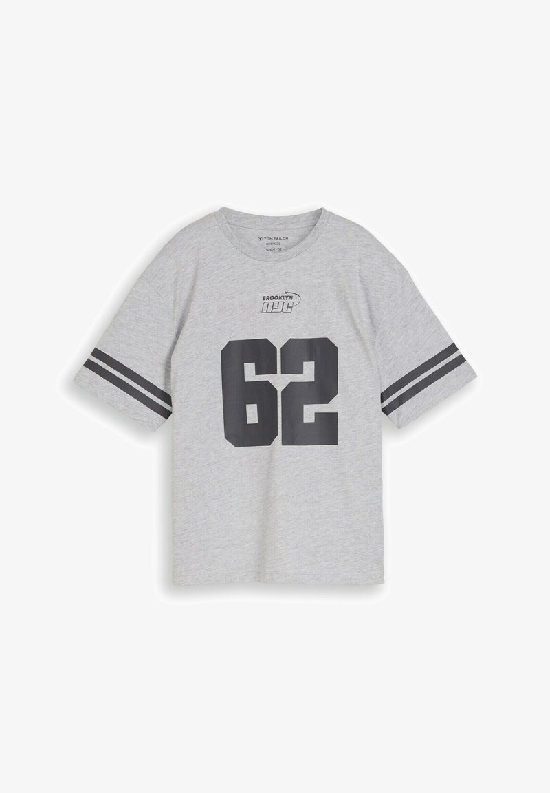 Jasnoszary oversize T-shirt z czarnymi podwójnymi paskami na rękawach, z napisem „BROOKLYN NYC” nad dużym czarnym numerem „62” z przodu.