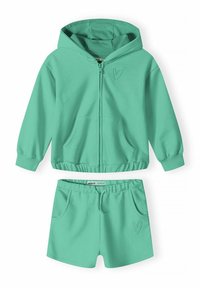 Hoodie verde menta con cremallera frontal, bolsillos tipo canguro y bordado de un pequeño corazón. Pantalones cortos de matching en verde menta con cintura elástica y bolsillos.