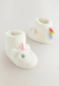 Flauschige weiße Einhorn-Hausschuhe mit einem pinken Horn, silbernen Augen und einem Regenbogenschwanz-Akzent. Weiches, rundes Zehendesign mit einer gemütlichen Textur.