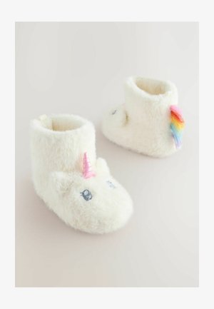 Plyšové bílé pantofle s jednorožcem, růžovým rohem, stříbrnýma očima a akcentem duhového ocasu. Měkký, kulatý design špičky s útulnou texturou.