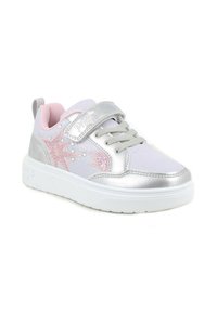 Sneaker argento e rosa con design a stella glitterata, colletto imbottito, cinturino in velcro e tessuto testurizzato sulla tomaia. Suola in gomma bianca.