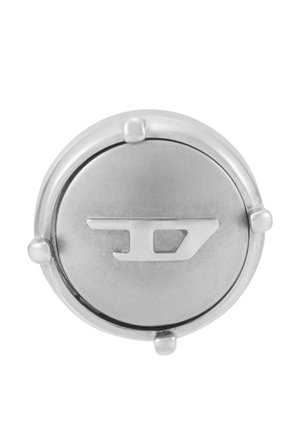 Emblème de voiture circulaire en argent avec quatre bords arrondis, présentant un design de logo en relief. Fini métallique lisse, texture minimale et accents.