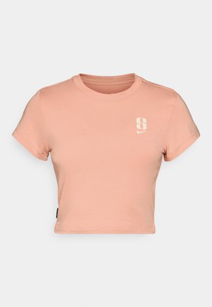 Lys pink cropped t-shirt lavet af blødt bomuld, med rund halsudskæring, korte ærmer og et lille hvidt logo på brystet.