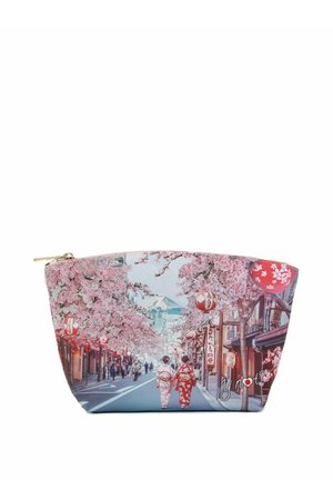 Borsa per cosmetici con un design stampato di due donne in kimono che camminano sotto i fiori di ciliegio in una strada con lanterne e con il monte Fuji sullo sfondo.