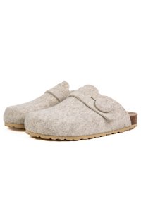 Sabots gris en feutre avec bout rond, design à enfiler, texture douce, accent de bouton décoratif et semelle en caoutchouc.