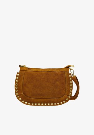 Sac à main en suède beige avec une forme arrondie, des accents cloutés en ton doré le long du bord, et une fermeture éclair avec une poignée pour le poignet.