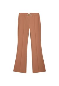 Pantalons évasés marron sur mesure avec une texture lisse, des plis à l'avant et un accent en chaîne dorée sur la taille. Fermeture éclair au dos.