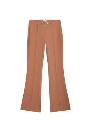 Pantaloni svasati marroni su misura con una texture liscia, pieghe frontali e un accento di catena dorata in vita. Chiusura con zip sul retro.