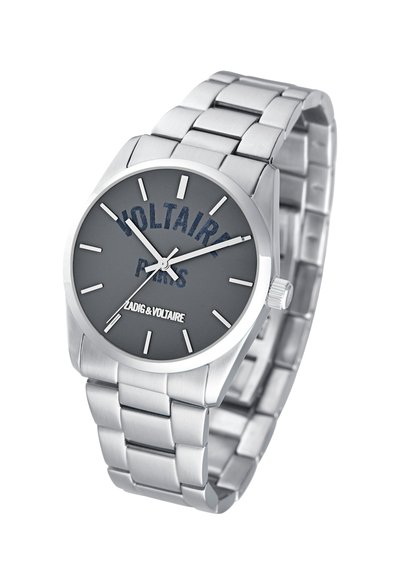 Stålur med grå urskive, sølvfarvede timemarkeringsindekser og teksten "VOLTAIRE PARIS". Udstyret med armbånd i metal og et rundt urkasse.