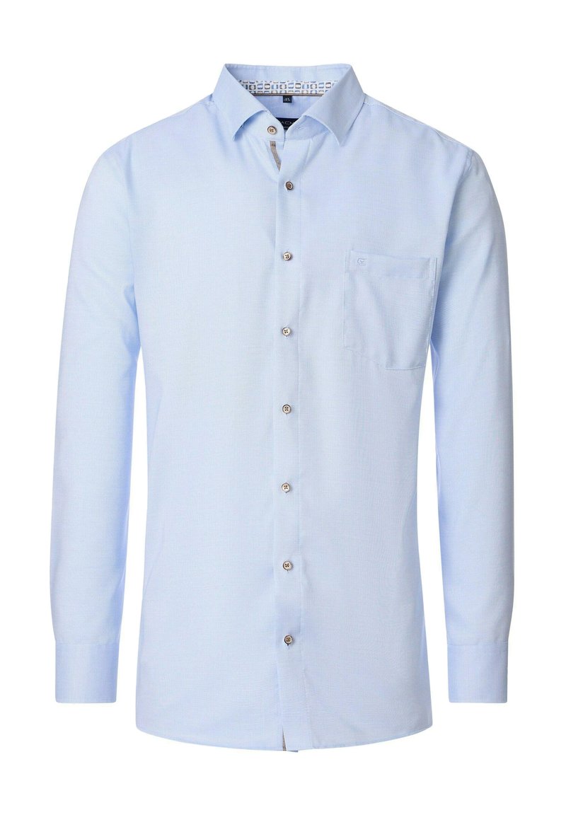 Hellblaues Langarmhemd aus gewebtem Stoff, mit einem Button-Down-Kragen, einer Vorderertasche und sechs Knöpfen entlang der Knopfleiste.