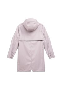Svetlo fialová nepremokavá bunda s veľkou kapucňou, dlhými rukávmi a spusteným zadným panelom. Hladká textúra a minimalistický dizajn.