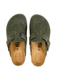 Sabots en feutre vert avec deux brides réglables et boucles brunes. La semelle intérieure est beige avec une texture lisse. Taille 37 indiquée à l'intérieur.