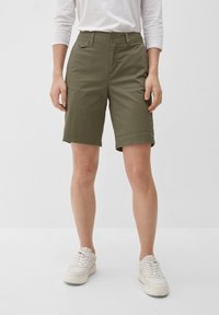 s.Oliver REGULAR BERMUDA - Shorts - olivgrün