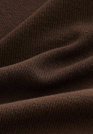 Brun ribbad tyg med en mjuk textur, med subtila linjer och veck. Materialet verkar lätt och något elastiskt.