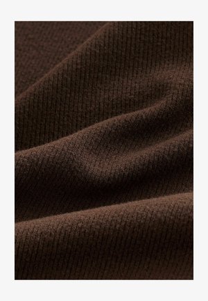 Brun ribbad tyg med en mjuk textur, med subtila linjer och veck. Materialet verkar lätt och något elastiskt.