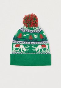 Gorro de malha verde com um pompom vermelho. O padrão apresenta renas brancas, árvores e flocos de neve, com "FAZ É ACONTECER" em azul e vermelho.