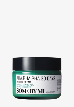 Grønn krukke med SOME BY MI AHA.BHA.PHA 30 Days Miracle Cream med svart lokk og hvit etikett, som fremhever Centella Asiatica 70 % og Tea Tree 10 000 ppm.
