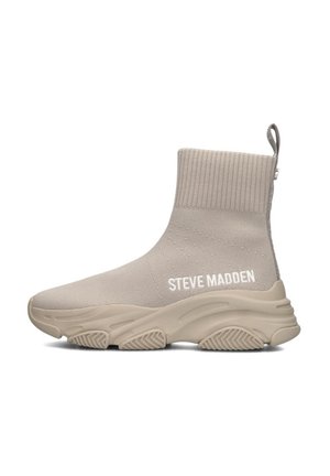 Sneaker beige in stile calzino con tomaia a coste, chiusura con zip e suola in gomma texturizzata. Presenta il marchio "STEVE MADDEN" in bianco.
