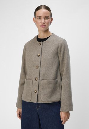 Brun ullblandad jacka med rund halsringning, knappstängning framtill, två stora påsydda fickor och långa ärmar. Slät textur.