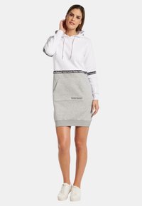 Bruno Banani MIT COLORBLOCKING BERG - Jerseykjole - weiß