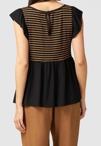 Zwart en bruin gestreept topje met gerimpelde mouwletjes, een keyhole rug en een uitlopende zoom, gemaakt van lichtgewicht stof.