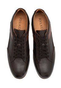 Un paio di scarpe casual in pelle marrone scuro con lacci neri e interno color nocciola, con il marchio Rylko sulle suole interne e sulle linguette, viste dall'alto.