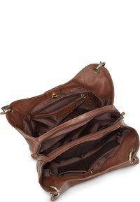 Hnědá kožená kabelka s několika přihrádkami, s texturovaným povrchem a zlatými kovovými doplňky. Uvnitř jsou viditelné zipy a detaily kapes.